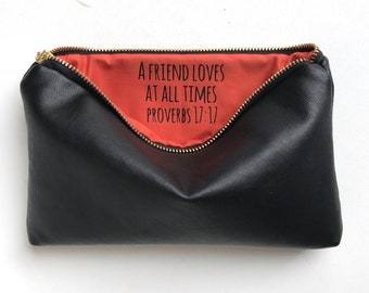 Un ami aime à tout moment. Cadeau de proverbe religieux pour elle, sac en cuir végétalien noir, pochette du meilleur ami de l’amitié, verset biblique chrétien