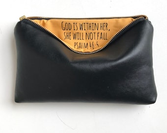 Dieu est en elle. Cadeau de confirmation pour fille, sac en cuir végétalien noir. Cadeau de première communion pour filleule, Cadeau de confirmation, Cadeau religieux