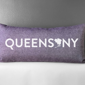 Queens NY Kissen: Aster. Lumbal Queens Gebürtiges dekoratives Kissen für New Yorker Enthusiasten. Hypoallergener Daunenalternative-Kisseneinsatz