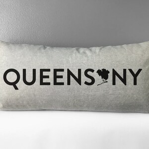 Queens NY Kissen | Graues Lendenkissen für Queens New York. Handgefertigte Wohnkultur für Queens NY Umzug Geschenk. Queens Native New Yorker.