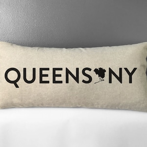 Queens NY Kissen: Flachs. Home Decor Lendenkissen. Handgemacht im NYC Pride-Dekor. Queens Borough Viertel Geschenk. Einweihungskissen.