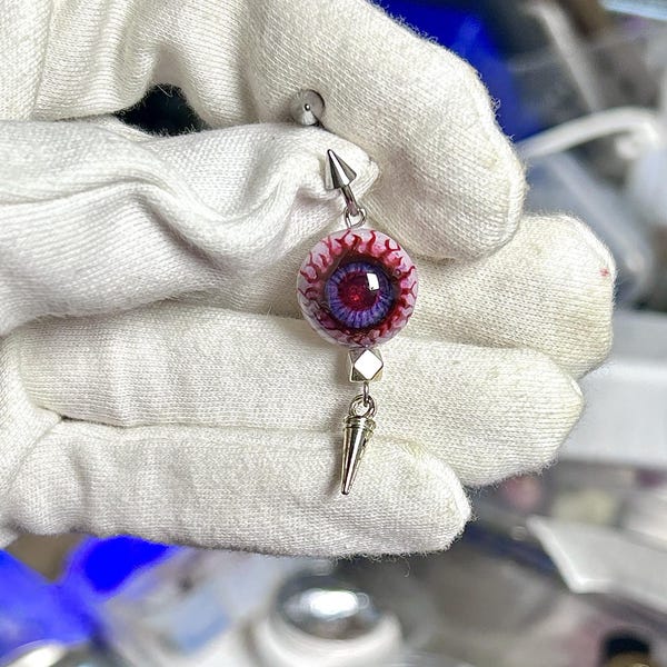Pendiente colgante de ojo de terror gótico: joyería de resina hecha a mano, piercing punk espeluznante y adorable, aro de acero inoxidable.