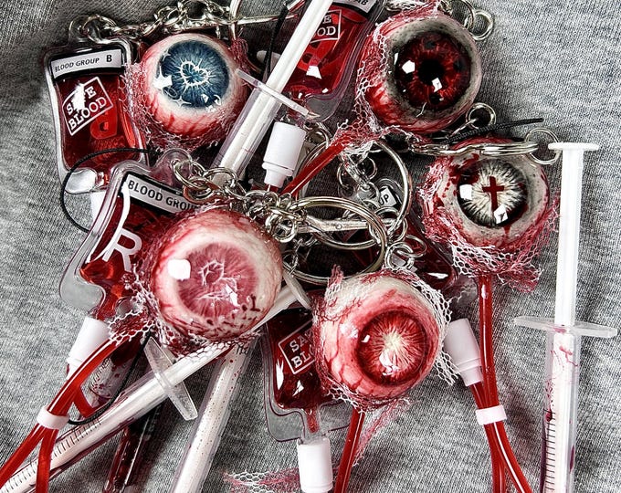 Handmade Resin Eyeball Keychain – Horror Blood Bag and Syringe Keyring, Halloween accessory gothic