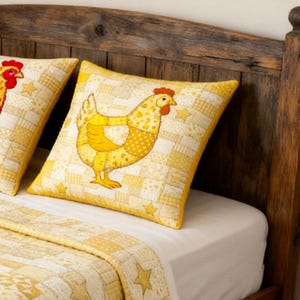 Cojín cuadrado con estampado de gallinas estilo patchwork rústico, ideal para la decoración del hogar o como regalo de inauguración.
