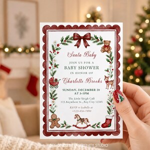 Może przedstawiać: Prostokątne zaproszenie na baby shower z ciemnoczerwoną, falistą ramką. Projekt zawiera świąteczny wieniec z ostrokrzewu, jag&oacute;d i białych kwiat&oacute;w oraz ilustracje misia, jelonka, w&oacute;zka dziecięcego, pierniczka i konika na biegunach.