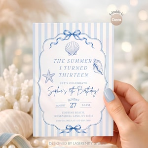 Puede incluir: Una tarjeta de invitación de cumpleaños rectangular con rayas verticales azul claro y blancas. El centro presenta un marco decorativo azul con lazos, conchas y una estrella de mar. El texto dice: THE SUMMER I TURNED THIRTEEN, LET'S CELEBRATE.