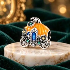 Può includere: Un charm in argento a forma di carrozza a zucca con finitura arancione lucida, una porta ad arco blu e intricati dettagli floreali accentuati da piccoli cristalli trasparenti, gialli e verdi. La carrozza presenta quattro ruote e un picciolo.