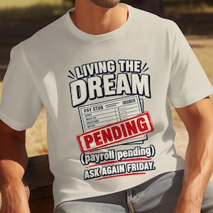 „Ich lebe meinen Traum“-T-Shirt, witziges Arbeitsshirt mit sarkastischem Aufdruck, humorvolles T-Shirt mit Grafik zum Thema „Gehaltszahlung ausstehend“, Geschenk für Kollegen mit einem Witz zum Zahltag, Büro-Humor-Shirt