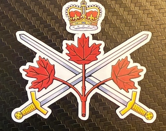 Può includere: Un adesivo con un emblema militare canadese. Il design include una corona d'oro, spade incrociate e tre foglie d'acero rosse. L'emblema è posto su uno sfondo scuro e strutturato.