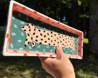 Bandeja para servir con diseño de perro salchicha pintado a mano con lunares.
