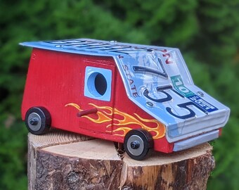 Birdhouse, voiture de course rouge avec des flammes et un toit de plaque d'immatriculation (WA BHH2755)