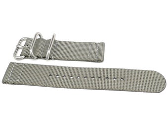 Könnte beinhalten: Ein graues Nylon-Uhrenarmband mit silberner Hardware. Das Armband hat eine Schließe und einen Keeper.