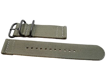 Könnte beinhalten: Ein grünes Nylon-Uhrenarmband mit einer silbernen Schließe. Das Armband hat eine strukturierte Oberfläche und ist für eine Uhr mit einer Bandanstoßbreite von 20 mm ausgelegt.