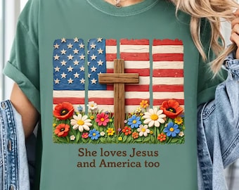 Ella ama a Jesús y también a Estados Unidos PNG Diseño de camiseta con cruz floral patriótica cristiana PNG Gráfico del 4 de julio Descarga digital