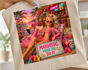 Ambiente veraniego PNG, diseño de puesta de sol en un bar de playa tropical, gráfico de chica de vacaciones glamurosa en rosa, camiseta de verano con cóctel de flamenco flotante, fiesta costera Subl