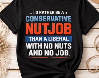 Prefiero ser un conservador chiflado que un liberal PNG, diseño de cita política divertida, gráfico de humor patriótico, diseño de camiseta con declaración audaz,