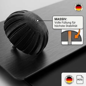 Könnte beinhalten: Ein schwarzer, kuppelförmiger Knopf mit gerippter Textur und einer zentralen Metallschraube. Das Bild enthält Textbeschriftungen: 3D-DRUCK - PETG, MASSIV: Volle Füllung für höchste Stabilität sowie ein Symbol mit der deutschen Flagge.