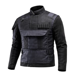 Könnte beinhalten: Schwarze Jacke mit Stehkragen und mehreren Taschen. Die Jacke zeichnet sich durch eine Kombination aus Texturen aus, darunter glatte und gesteppte Einsätze, und ein dunkelgraues Farbschema. Das Design umfasst eine Frontklappentasche und ein Schulterdetail.