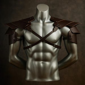 Middeleeuws kunstleren schouderharnas: verstelbaar harnas voor cosplaykostuum