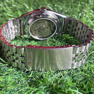 Transparante achterkant, vintage Seiko 5 refurbished horloge, automatisch uurwerk, band van goede kwaliteit.