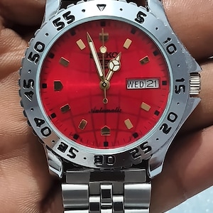 Relógio de pulso Seiko 5 com mostrador vermelho, movimento automático 6309, estilo vintage, pulseira Jublee, ideal para casamentos.