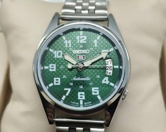 Reloj vintage Seiko 5 reacondicionado para hombre con correa de acero inoxidable, fabricado en Japón.