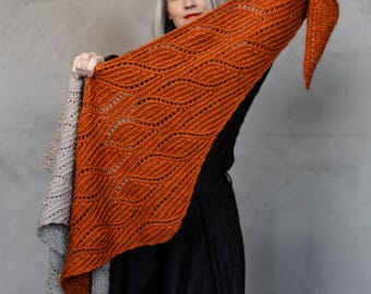 Novembris Shawl Crochet Pattern: textured cabled triangle shawl (PDF - English, German)