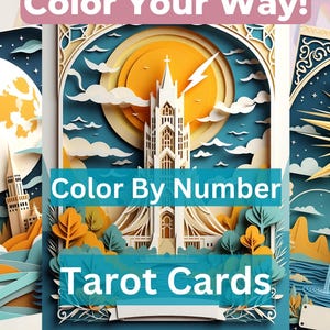 Può includere: Un set di tre carte dei tarocchi con uno stile di arte della carta a strati. Le carte presentano illustrazioni di una luna piena, una chiesa e un sole. Il testo sulle carte recita "Color Your Way!", "Color By Number" e "Tarot Cards".