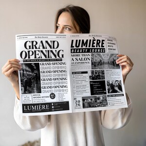 Może przedstawiać: Osoba trzymająca gazetę z nagłówkiem "GRAND OPENING" i tekstem "LUMIÈRE BEAUTY LOUNGE". Gazeta ma czarno-biały design z różnymi artykułami i zdjęciami. Data to 20 maja 2026.