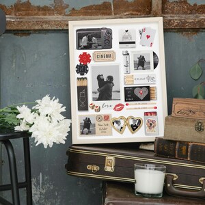 Pode incluir: Uma colagem emoldurada com fotos em preto e branco, cartas de baralho, caixas de fósforos e outros elementos decorativos. A colagem inclui uma câmera vintage, um bilhete de cinema e um medalhão em forma de coração. Um buquê de flores brancas e uma vela estão em primeiro plano.