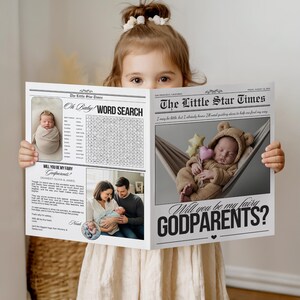 Puede incluir: Una niña sostiene un periódico titulado "The Little Star Times". El periódico presenta fotos de bebés, una sopa de letras y la pregunta "¿Quieren ser mis padrinos?" El tema general es un anuncio de bebé.