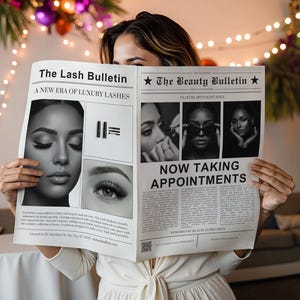 Peut inclure: Une personne tient un journal intitulé "The Lash Bulletin" et "The Beauty Bulletin". Le journal présente des images de cils et de femmes, avec le texte "NOW TAKING APPOINTMENTS". L'arrière-plan comprend des lumières décoratives et un canapé.