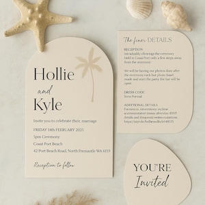Könnte beinhalten: Hochzeitseinladungs-Suite mit Strand-Thema. Die Suite enthält Einladungskarten mit den Namen "Hollie und Kyle", Veranstaltungsdetails und RSVP-Informationen. Dekorative Elemente sind ein Seestern, Muscheln und ein Zweig getrocknetes Gras.