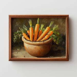 Puede incluir: Pintura enmarcada que representa una maceta de terracota rebosante de vibrantes zanahorias naranjas y hojas verdes. La obra de arte tiene un estilo rústico y pictórico, con una paleta de colores cálidos y pinceladas visibles. El marco es de color marrón oscuro.