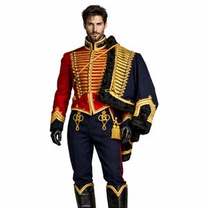 Puede incluir: Un uniforme de estilo militar rojo y azul marino con detalles dorados. La chaqueta presenta trenzas, botones y charreteras doradas. Los pantalones azul marino tienen una raya roja, y las botas son negras con ribetes dorados. Una capa azul marino con ribetes dorados y piel negra está sobre el hombro.