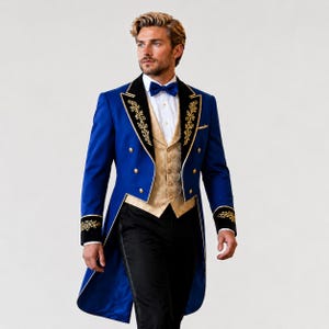 Op de afbeelding: Een koningsblauwe rokkostuumjas met zwarte revers en gouden borduursels, gecombineerd met een goudkleurig vest met patroon, een wit overhemd, een blauwe vlinderdas en een zwarte broek. De jas heeft gouden knopen en zwarte manchetten met gouden borduursels.