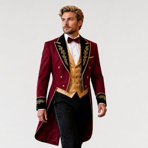 Op de afbeelding: Een bordeauxrode jacquet met gouden biezen en zwarte fluwelen accenten. De jas heeft gouden borduursels op de revers en manchetten, gecombineerd met een goudkleurig vest en een zwarte broek. Een bordeauxrode vlinderdas maakt de formele outfit compleet.