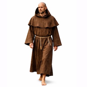 Op de afbeelding: Een set van drie keramische mokken met een gespikkelde, matte afwerking. Elke mok heeft een andere kleur: lichtblauw, crème en grijs. De mokken hebben een eenvoudig, modern ontwerp met een afgeronde vorm en een comfortabele handgreep.