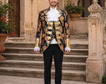 Könnte beinhalten: Eine schwarze und goldfarbene Jacke mit floralem Muster, goldenen Akzenten und Knöpfen. Die Jacke wird mit einer schwarzen Hose, einem weißen Rüschenhemd und schwarzen Schuhen kombiniert. Das Outfit ist ein formeller Stil.