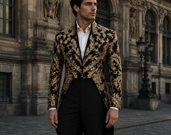 Könnte beinhalten: Ein schwarzer Gehrock mit einem aufwendigen goldenen Blumenmuster, getragen mit einem weißen Hemd und einer schwarzen Hose. Die goldenen Details bilden einen auffälligen Kontrast zum schwarzen Stoff. Das Outfit wird durch eine schwarze Hose ergänzt.