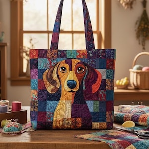 Può includere: Una borsa tote trapuntata con un design patchwork colorato e un'illustrazione dettagliata di un cane bassotto. La borsa ha una forma rettangolare con un grande ritratto di cane sul davanti e manici robusti. La tavolozza dei colori include blu, viola e arancione.