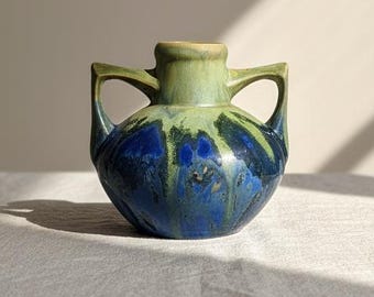 Vaso firmato Gilbert Méténier – Ceramica artistica smaltata a goccia blu-verde – Ceramica da studio francese con doppio manico – Vaso scultoreo vintage da 6,5"