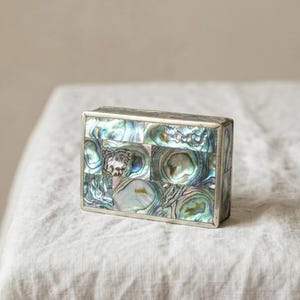 Caja de baratijas vintage de concha de abulón, joyero mexicano de nácar, pequeña caja con incrustaciones de latón, caja de recuerdos de concha iridiscente