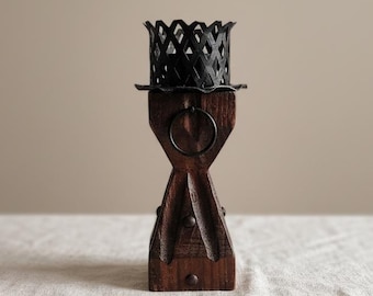 Portacandele rustico vintage in legno e ferro battuto, stile gotico medievale, decorazione da fabbro, applique conica primitiva da fattoria