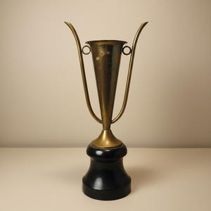 Troféu vintage em latão com base de madeira torneada preta – Escultura decorativa de meados do século XX, peça de coleção marcante, 44,5 cm de altura. imagem 1