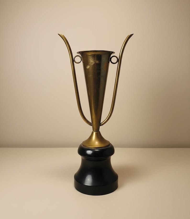 Troféu vintage em latão com base de madeira torneada preta – Escultura decorativa de meados do século XX, peça de coleção marcante, 44,5 cm de altura. imagem 1