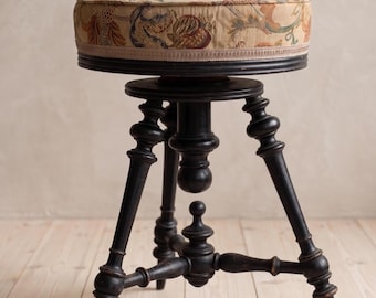 Vintage Klavierhocker, Verstellbarer Hocker im viktorianischen Stil, Englisch Tudor Sitz, Floraler Nadelpunkt Waschtischhocker, Dunkler gedrechselter Holzhocker