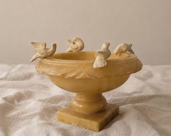 Ciotola vintage italiana in alabastro a forma di uccello, alzata in alabastro intagliata a mano, piatto in pietra italiano di metà secolo, arredamento in stile Hollywood Regency.