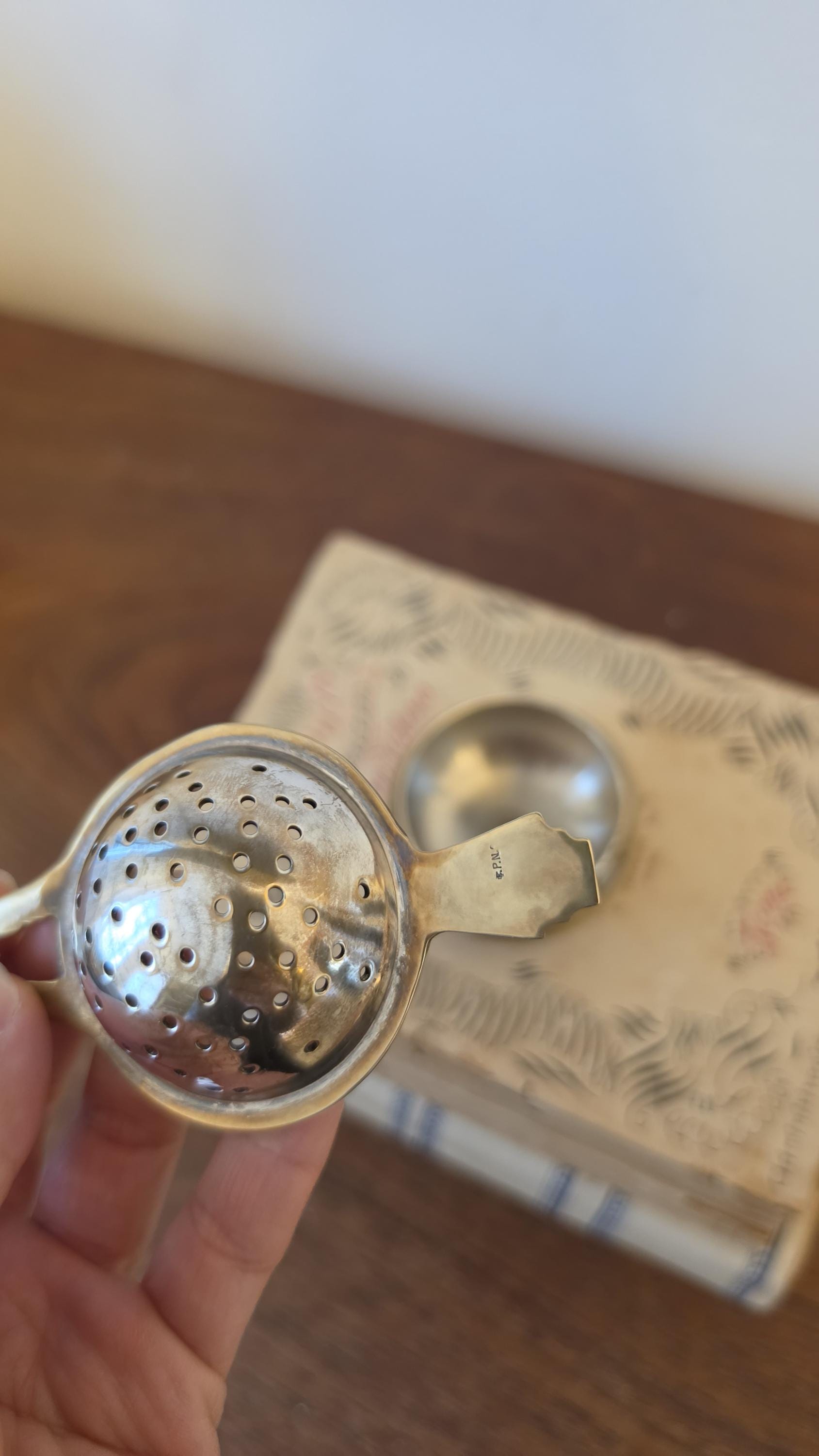 ヴィンテージシルバーメッキの茶こし（ドリップボウル付き）、変色した