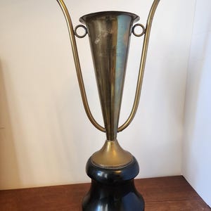 Troféu vintage em latão com base de madeira torneada preta – Escultura decorativa de meados do século XX, peça de coleção marcante, 44,5 cm de altura. imagem 3